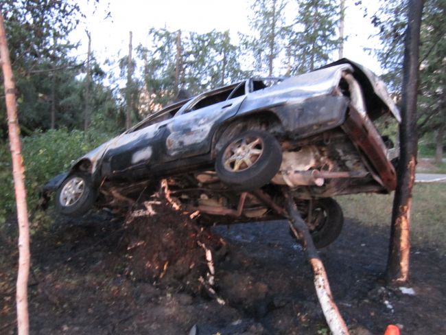 В Ухте водитель Daewoo наехала на бордюр, после чего произошло возгорание авто